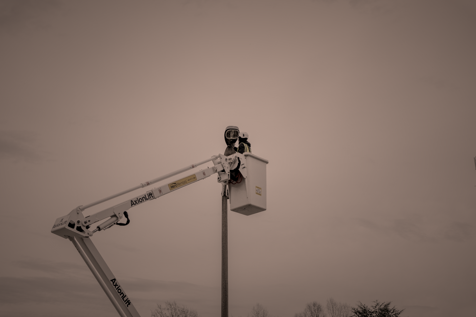 Elektron electrician at commercial panel installation